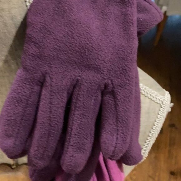 Ellen Tracy Infinity Purple Scarf & Gloves - Picture 6 of 7